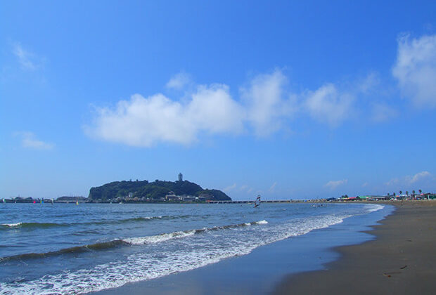Enoshima, floating in the blue of the sea and sky