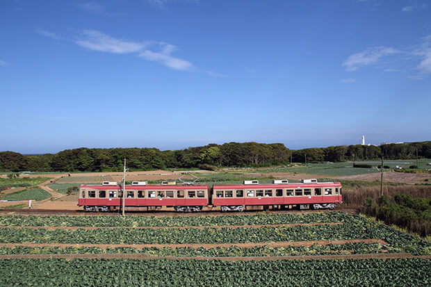 The 2000 series traveling by the Inubo Cape